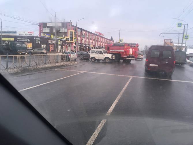 В Брянске у бизнес-центра «Десна» разбились два автомобиля