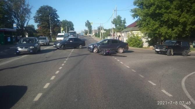 Под Брянском 36-летний водитель мопеда получил травму паха в ДТП