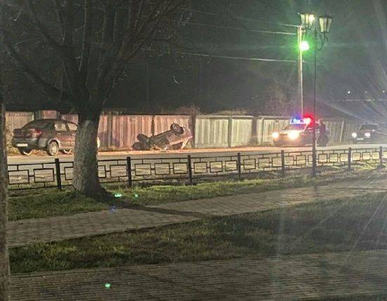В Новозыбкове водитель Тойоты врезался в забор СК и перевернулся