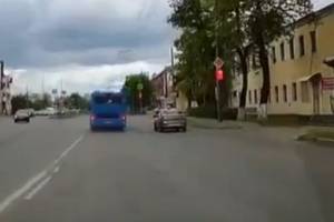 В Брянске лихой водитель синего автобуса рискнул здоровьем пассажиров