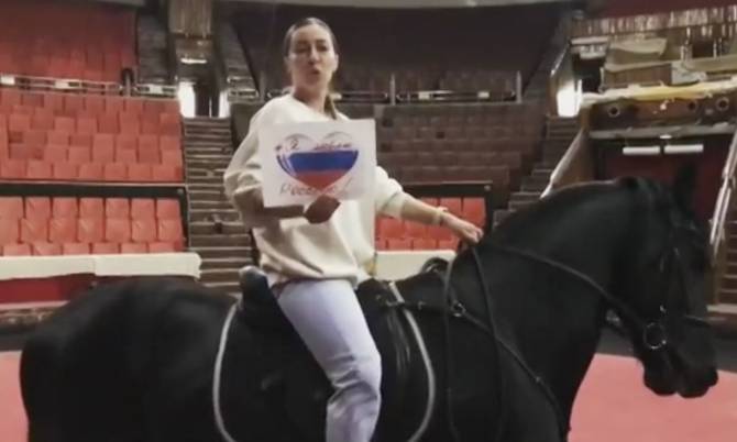 Работники брянского цирка прочитали на камеру стихотворение о России