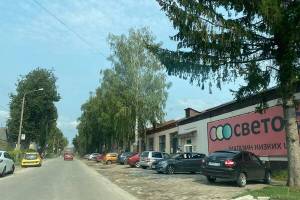 Жители Трубчевска просят обустроить парковку возле магазина «Светофор»