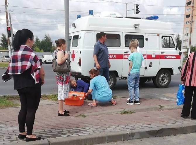 В Брянске неопытная автоледи сломала ногу женщине