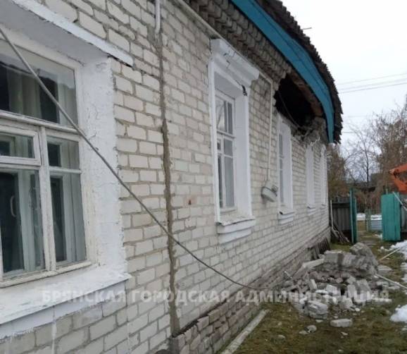 В Брянске на улице Лесной рухнула часть стены жилого дома