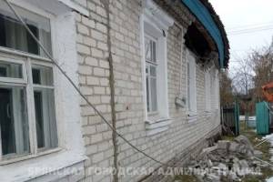 В Брянске на улице Лесной рухнула часть стены жилого дома