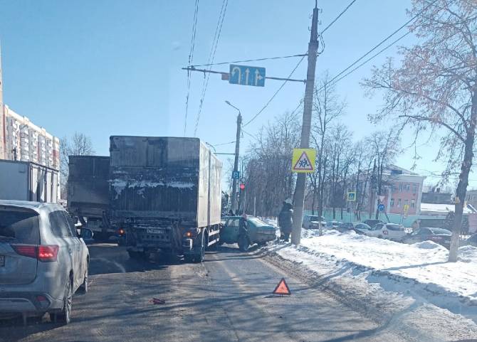 В Брянске на Московском проспекте столкнулись грузовик и фура