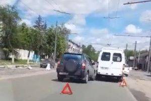В Брянске на Ульянова столкнулись микроавтобус и легковушка