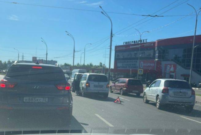 В Брянске возле «Линии» на проспекте Московском столкнулись две легковушки