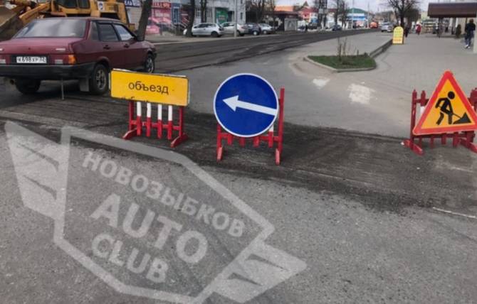 В Новозыбкове водители проигнорировали ремонт дороги