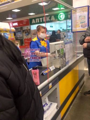 В Брянске из-за коронавируса продавцы в магазинах работают в перчатках