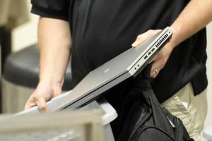 В Клинцах уголовника осудят за кражу ноутбука