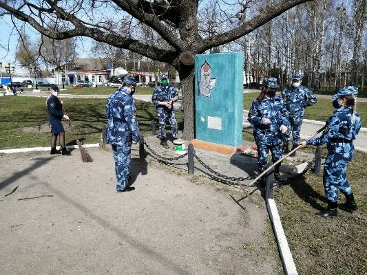 В Новозыбкове сотрудники СИЗО благоустроили могилу Неизвестного солдата