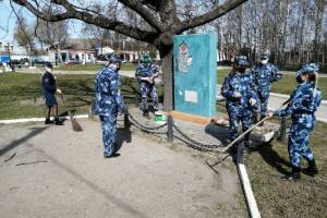 В Новозыбкове сотрудники СИЗО благоустроили могилу Неизвестного солдата