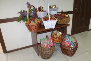 Брянским медсестрам подарили корзины фруктов и сладостей