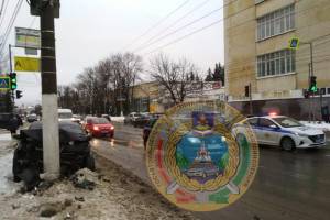 В Брянске госпитализировали 28-летнего водителя врезавшейся в столб иномарки