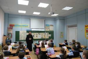 В Брянске священник рассказал о значении Пасхи гимназистам