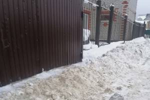 В Брянске на улице Абашева людям завалило снегом вход в дома