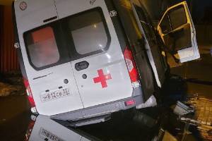 В Брянске в выкопанной у дома яме утонула машина скорой помощи