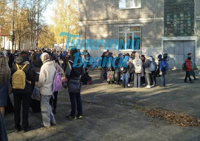 В Брянске массово эвакуировали школы и колледжи