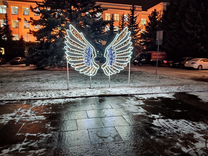 В Брянске на площади Ленина появились светящиеся крылья