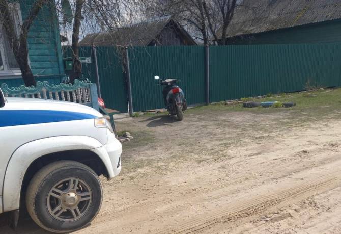 По климовскому селу гонял на мопеде 16-летний подросток без прав