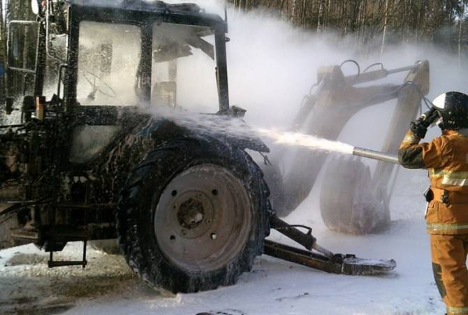 В Комаричском районе на улице сгорел трактор