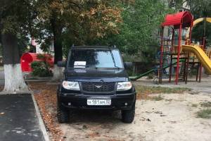В Брянске автохам на внедорожнике припарковался на детской площадке
