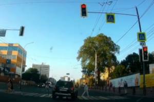 В Брянске водитель иномарки поехал на идущих по «зебре» пешеходов