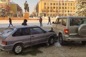 В Брянске у площади Ленина столкнулись легковушка и внедорожник
