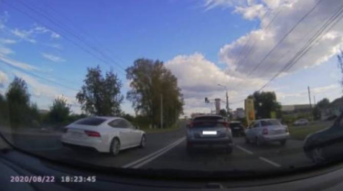 В Брянске водителя Audi оштрафовали за дикую езду у Аэропарка