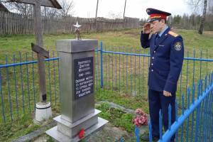 Брянские следователи посетили памятник связному партизанского отряда