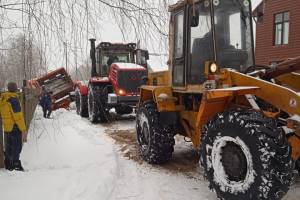 Под Брянском продолжается операция по спасению застрявшего в снегу мусоровоза