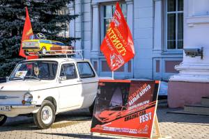 В Брянске прошла выставка уникальных автомобилей «Amazing Car FEST»