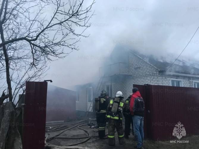В брянском посёлке Белые Берега сгорел жилой дом