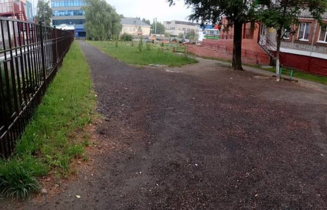 Брянских чиновников заставили сделать тротуар у детского сада
