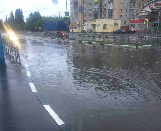 В Брянске проспект Московский после ливня ушел под воду
