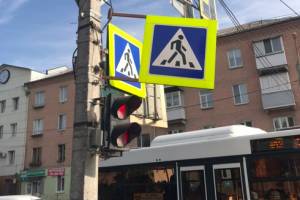 В Брянске на улице Никитина дорожный знак угрожает пешеходам