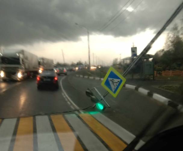 На трассе Брянск-Новозыбков ураган сломал светофор