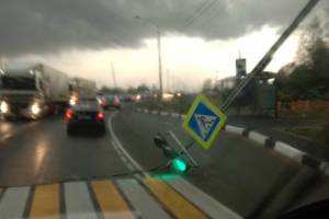 На трассе Брянск-Новозыбков ураган сломал светофор
