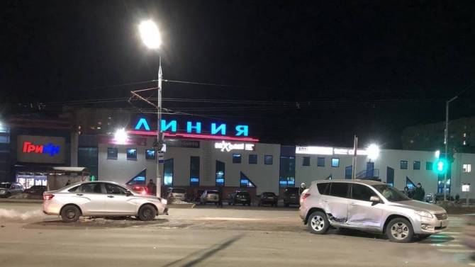 В Брянске у гипермаркета «Линия» разбились два автомобиля