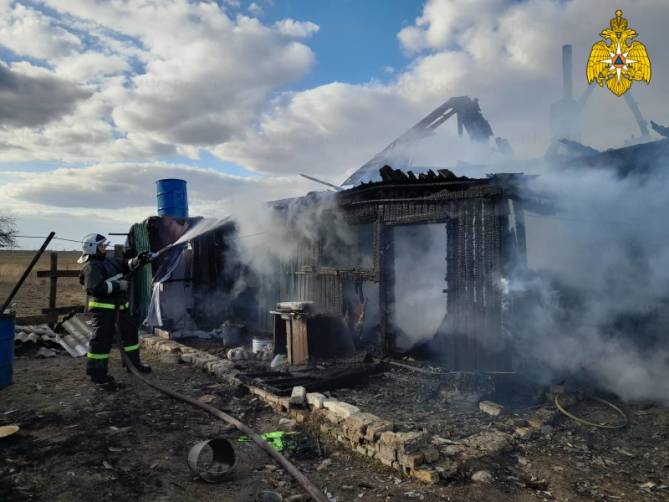 В почепском селе Семцы в горящем доме пострадал человек