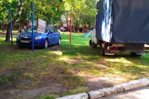 В Брянске на улице Костычева автохамы устроили парковку на детской площадке