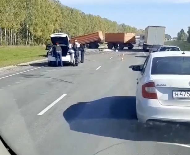 На брянской трассе столкнулись большегруз и легковушка