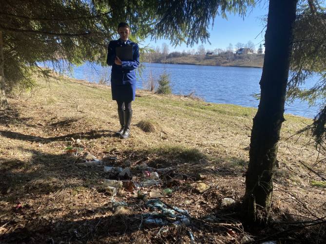 В Севском районе чиновников заставили убрать свалки у озера