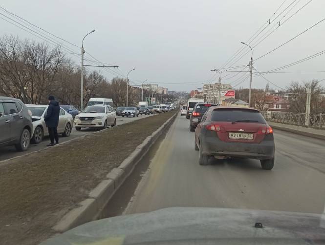 Брянцы застряли в гигантской пробке на проспекте Московском