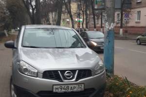 В Брянске наказали перекрывшего тротуар автохама на «Nissan»