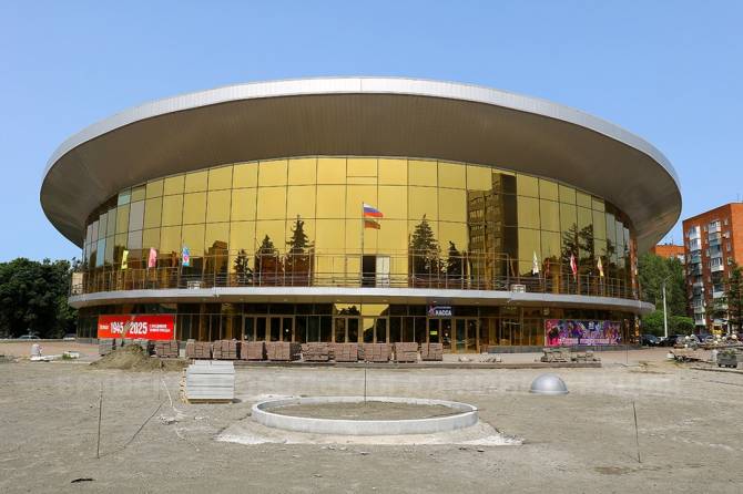 В Брянске на площади перед цирком начали укладку плитки