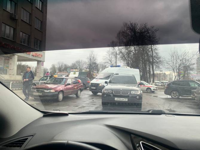 В Брянске бордюрщики заблокировали проезд скорой к диагностическому центру