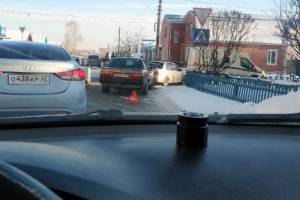 В Брянске на улице Урицкого столкнулись три автомобиля