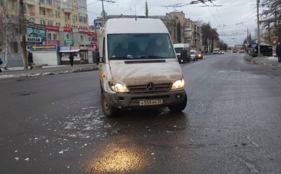 В Брянске возле ТРЦ «БУМ Сити» столкнулись внедорожник и микроавтобус